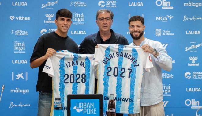 Izan Merino, Loren Juarros y Dani Sánchez posan en el acto de renovación (Foto: Málaga CF).