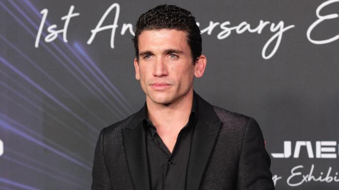 Jaime Lorente, en un photocall (Cordon Press)