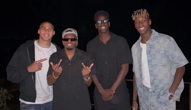 Maroan Sannadi, Álvaro Djaló, Adama Boiro y Nico Williams, en Grecia (Foto: Nico Williams).