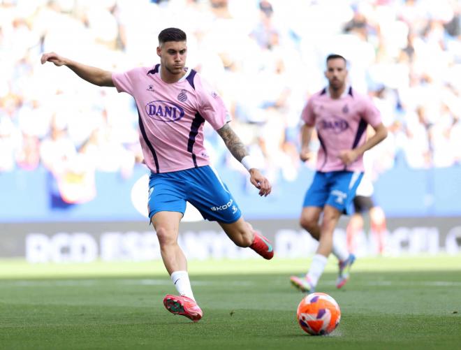 Roberto Fernández dispara en un calentamiento con el Espanyol (Foto: Cordon Press).