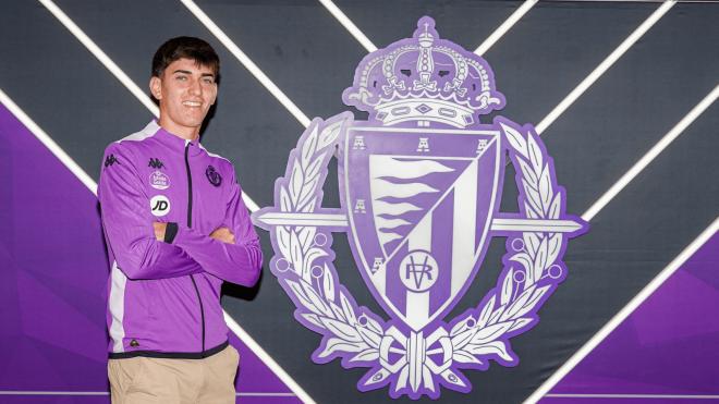 Tomy Fernández posa con el escudo del Real Valladolid (Foto: Real Valladolid).