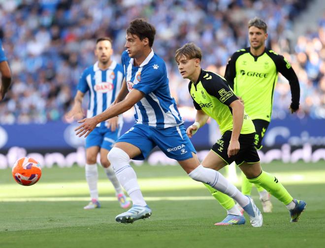 Urko González de Zárate conduce un balón en el Espanyol-Betis (Foto: Cordon Press).