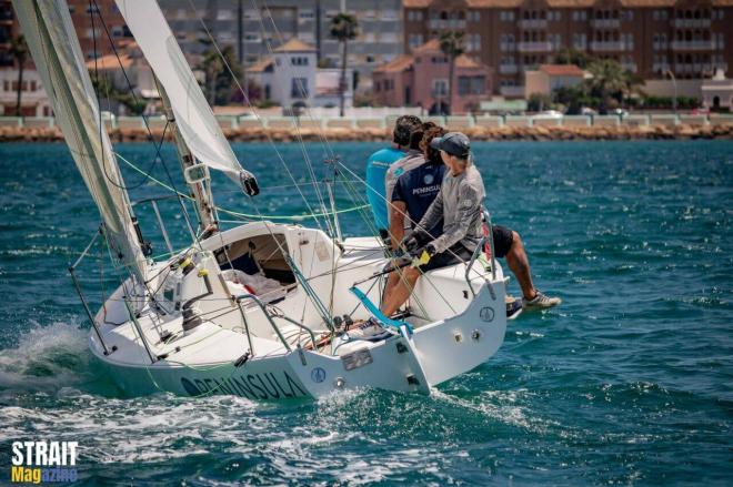 El monotipo 'Península' durante el Campeonato de Andalucía de J/80 en aguas gaditanas (Foto: Strait Magazine).