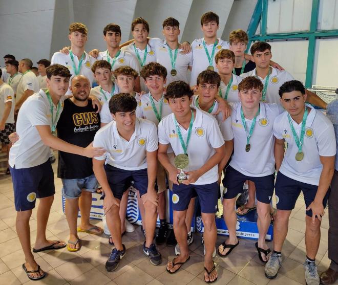 Los chicos del WP Sevilla posan con el trofeo de campeones en Andalucía.