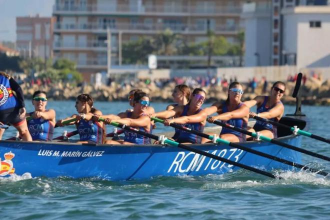 Las chicas del Real Club Mediterráneo de Málaga, en aguas de Alicante.