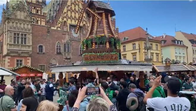 La afición del Real Betis sigue en Wroclaw.