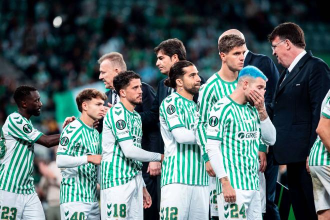 Los jugadores del Betis reciben su medalla en Breslavia (Foto: Cordon Press).