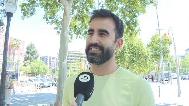 Un seguidor de Barcelona atiende a ElDesmarque (Foto: ElDesmarque)