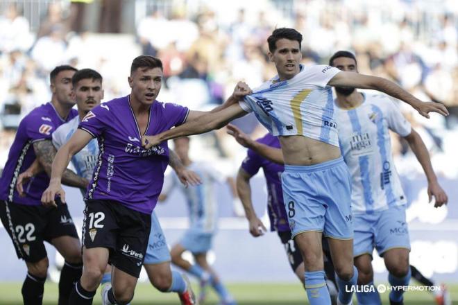 Alberto del Moral pelea por la posición durante el Málaga-Córdoba (Foto: LALIGA).