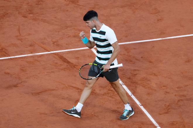 Carlos Alcaraz celebra una victoria en Roland Garros 2025 (Foto: Cordon Press).