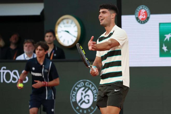 Carlos Alcaraz celebra un punto ante Dzumhur en Roland Garros (Foto: Cordon Press).