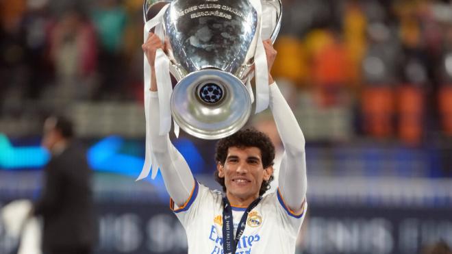 Jesús Vallejo con el trofeo de la Champions League (Foto: Cordon Press)