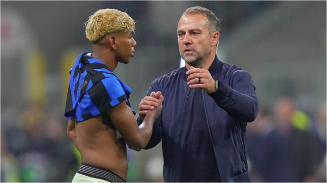 Hansi Flick da la mano a Lamine Yamal tras el Inter-Barcelona (Foto: Cordon Press).