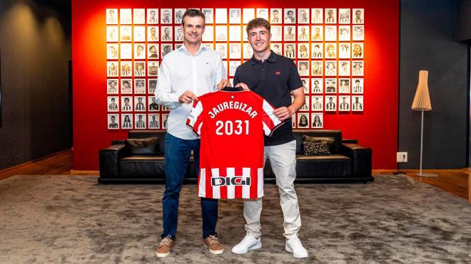 Jon Uriarte y Mikel Jauregizar con el acuerdo ya cerrado (Foto: Athletic Club).
