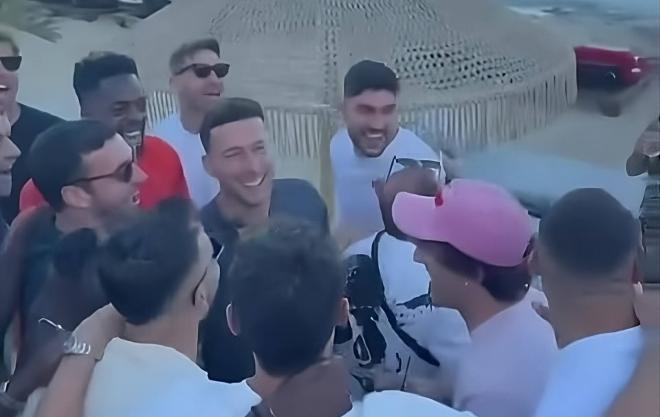 Óscar de Marcos, en el centro de un corro durante las vacaciones del Athletic (Imagen: Stories Iñ