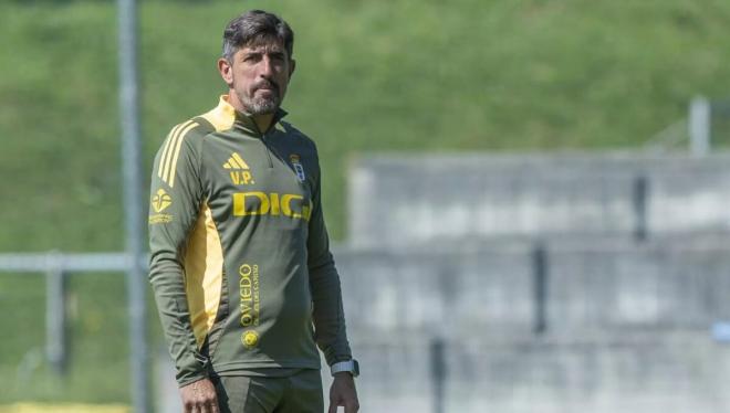 Veljko Paunovic, en un entrenamiento en El Requexón (Foto: Real Oviedo).