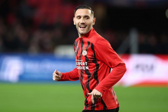 Lucas Pérez calienta antes de un partido con el PSV (Foto: CordonPress).