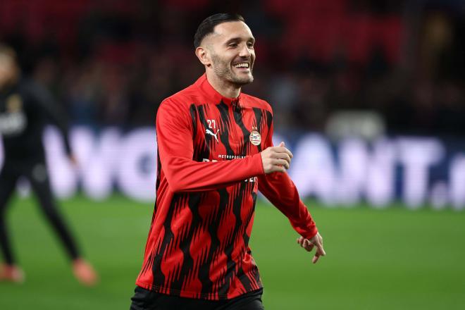 Lucas Pérez calienta antes de un partido con el PSV (Foto: CordonPress).