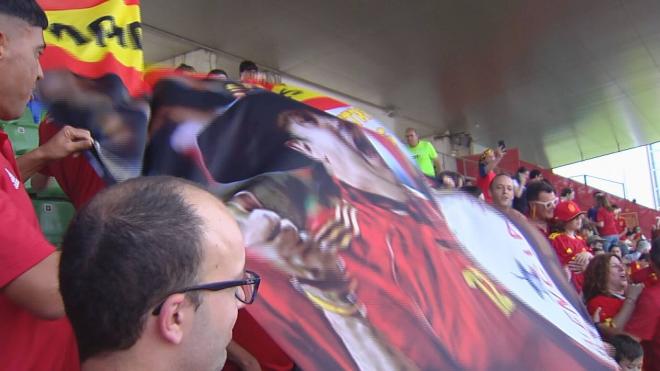 La afición de la Selección Española también se acordó de Manolo el del Bombo.