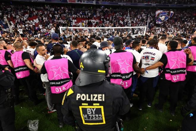 Actuación policial en la final de Champions. (Foto: EFE)