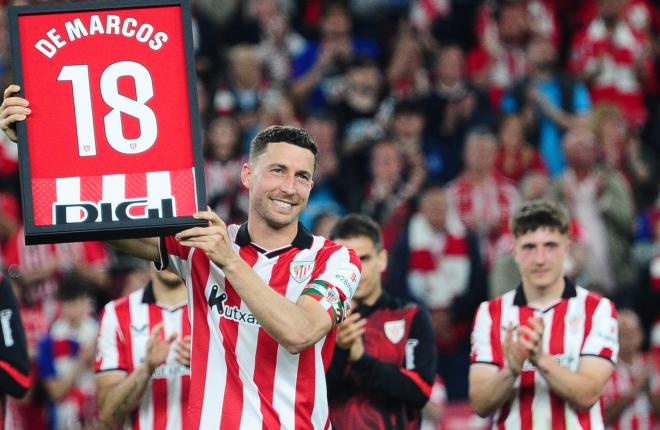 Óscar de Marcos se despide del Athletic y, de fondo, Mikel Jauregizar le admira (Foto: LALIGA).
