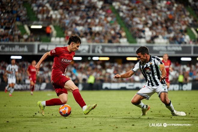Pau Sans regatea en el Castellón - Real Zaragoza (Foto: LALIGA).