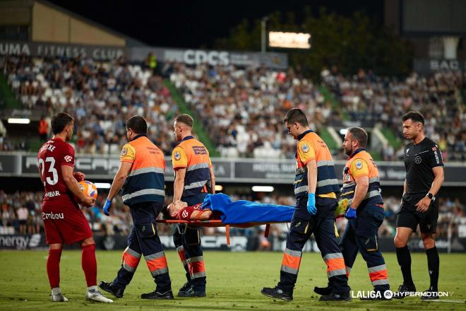 Pau Sans se va lesionado del Castellón - Real Zaragoza (Foto: LALIGA).