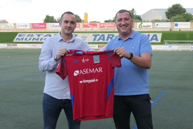 Michel Sanz posa con la camiseta rojilla. (Foto: SD Tarazona)