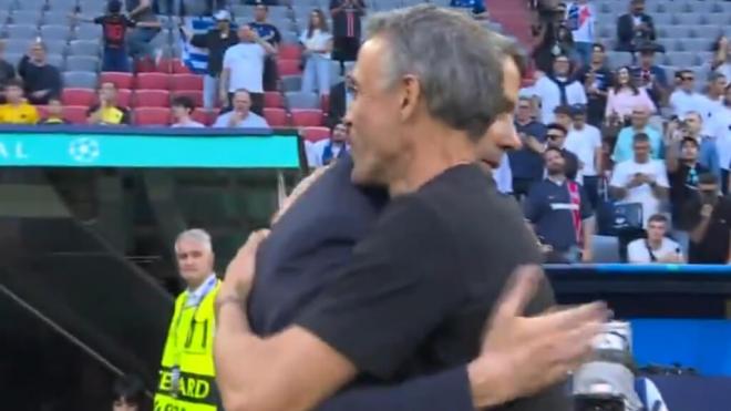 El deportivo abrazo entre Simone Inzaghi y Luis Enrique en la previa del PSG-Inter (captura: Movist