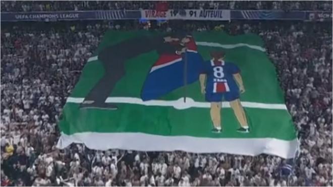 El tifo de los aficionados del PSG recordando a Xana, la hija de Luis Enrique (captura: Movistar).