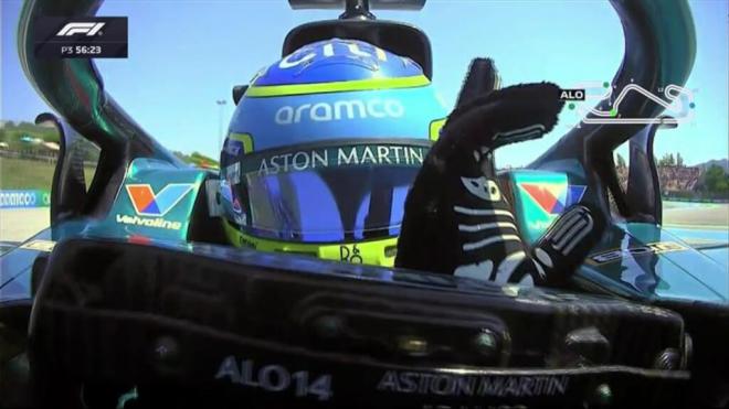 Fernando Alonso utiliza su primera vuelta para saludar a toda la afición del GP de España