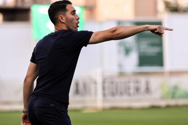 Javi Medina, dirigiendo al Antequera.