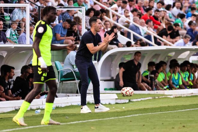 Javi Medina, dirigiendo al Antequera.