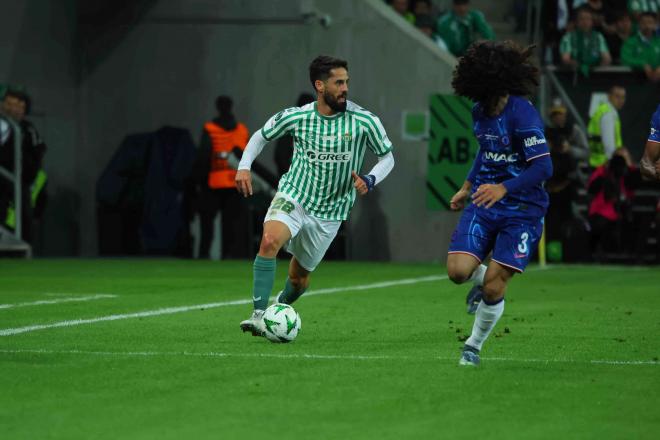 Cucurella e Isco, en la final de la Conference League (Foto: RFEF).