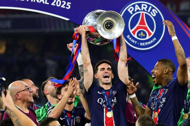 Fabián Ruiz alza la Champions League en Múnich. (Foto: Cordon Press)