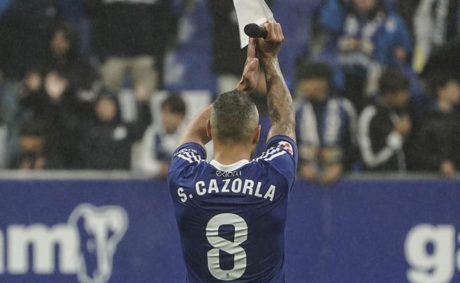 Santi Cazorla coge un micrófono y se dirige a la afición del Real Oviedo en el Carlos Tartiere (F