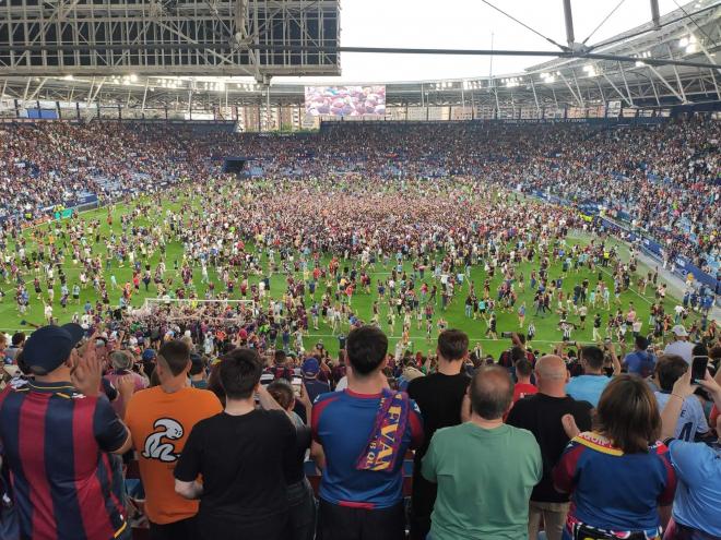 Invasión de campo de la afición del CD Leganés.