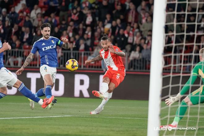 Alemao busca salir de la defensa de Michelin en el Racing-Real Oviedo (Foto: LALIGA).