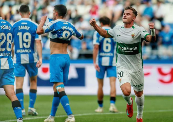 Germán Valera celebra su gol en el Deportivo - Elche (Foto: LALIGA).