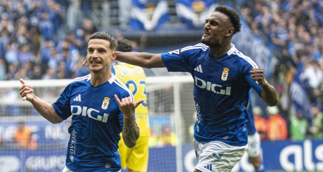 Jaime Seoane y Haissem Hassan celebran un gol en el Real Oviedo - Cádiz (Foto: LALIGA).