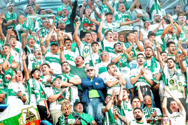 La afición del Elche CF celebra el ascenso en Riazor (Foto: LALIGA).