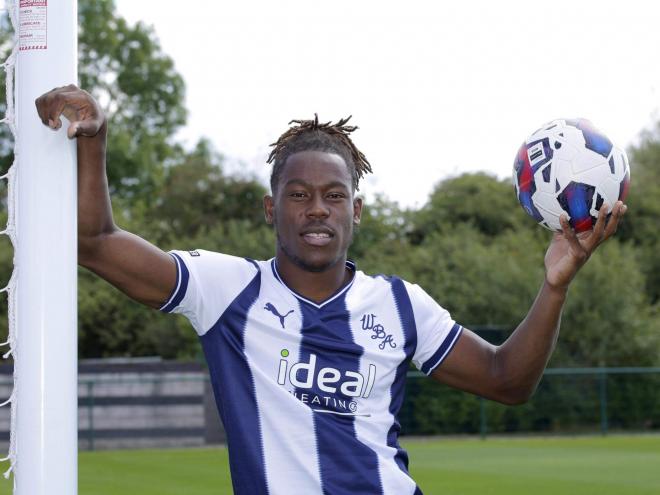 A Brandon Thomas-Asante lo firmaron Gourlay y Corberán del Saldford, el otro equipo de Lim