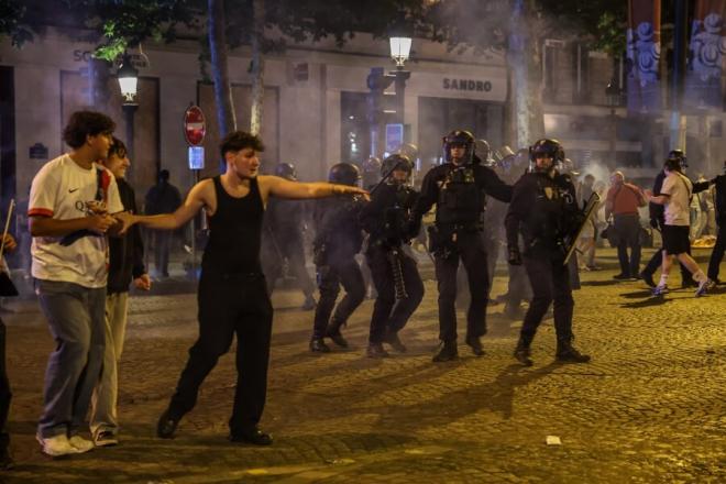 Altercados en París tras la victoria del PSG en la Champions. (Foto: EFE)