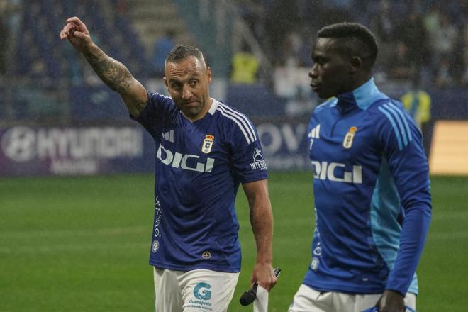Santi Cazorla coge un micrófono y se dirige a la afición del Real Oviedo en el Carlos Tartiere (F