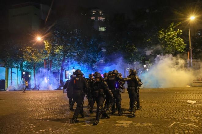 Altercados en París tras la victoria del PSG en la Champions. (Foto: EFE)