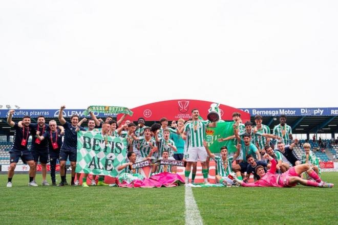 El Betis celebra su título en la Copa de Campeones juvenil (Foto: RBB).