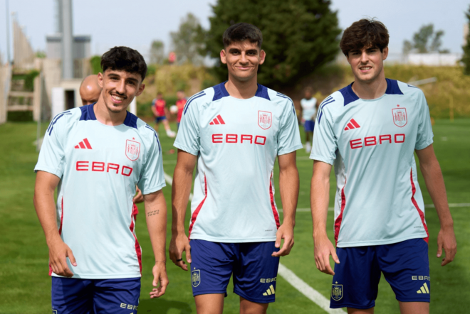 Javi Guerra y Diego López flanquan a Gerard Martín (Foto: RFEF)