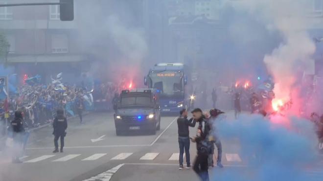 La afición del Real Oviedo recibe al equipo (Imagen: ElDesmarque).
