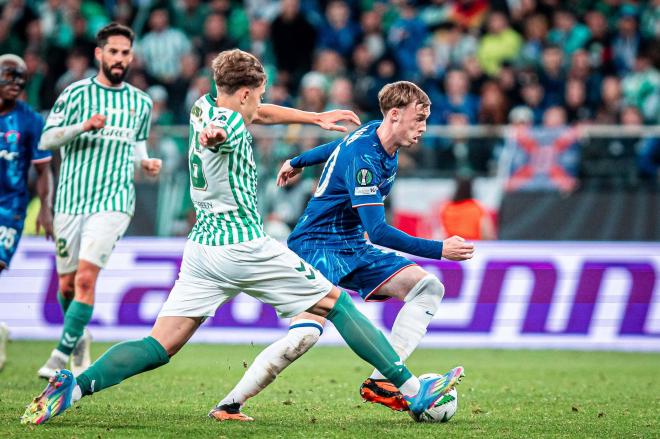 Jesús Rodríguez trata de frenar a Cole Palmer en la final de la Conference League (Foto: Cordon Press).