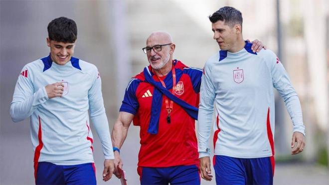 Pau Cubarsí junto a Luis de la Fuente y Álvaro Morata (Redes Sociales)